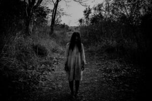 retrato-mujer-asiatica-maquillada-cara-fantasma-sangreescena-terrorfondo-miedocartel-peliculas-fantasmas_44277-17146